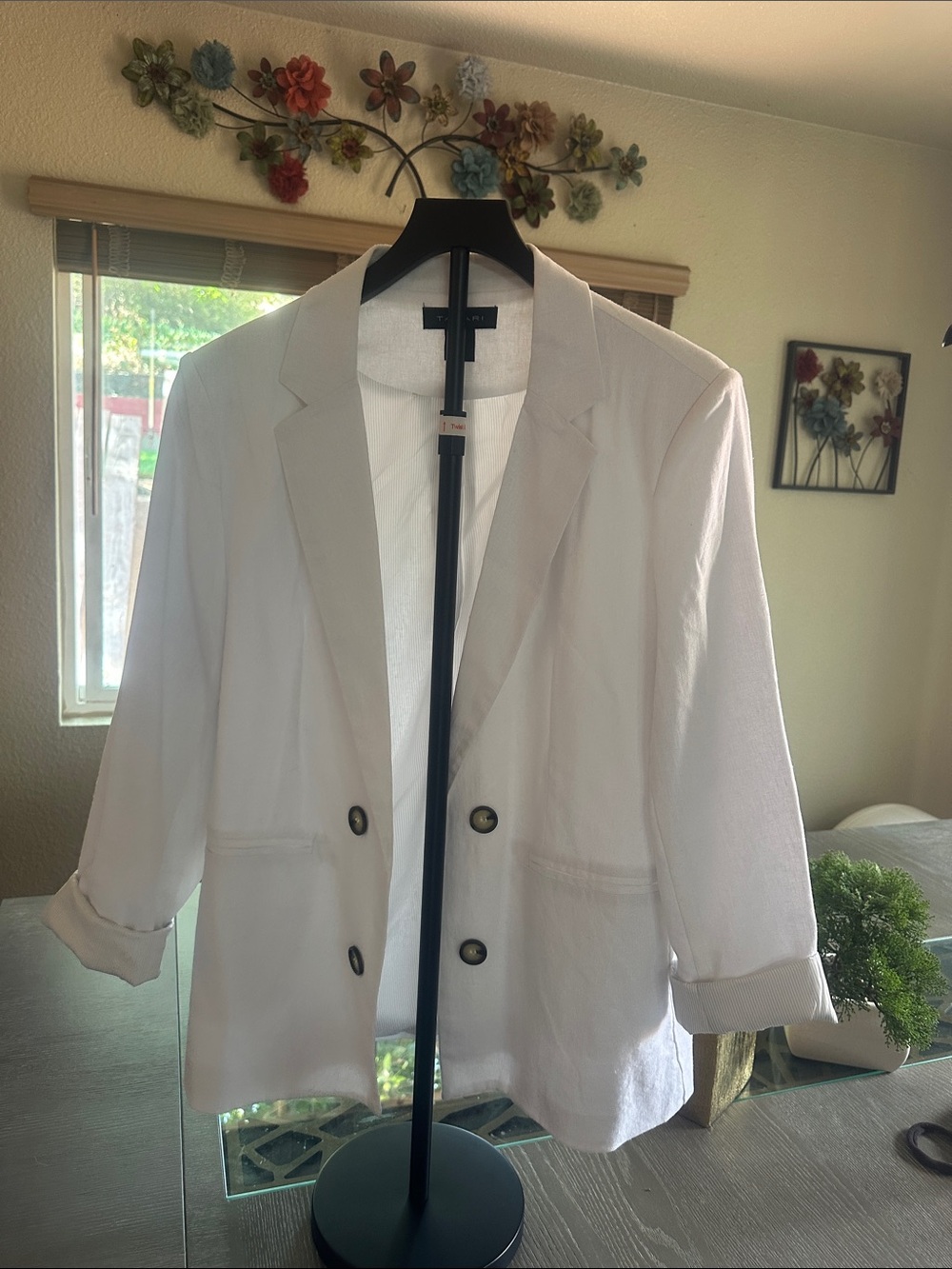White linen blazer cute with a pair of denim jeans, white tank top